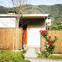 White Metal Garden Arch 55"W x 94.5"H Outdoor Trellis