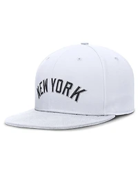 Nike Men's White New York Yankees True Performance Fitted Hat