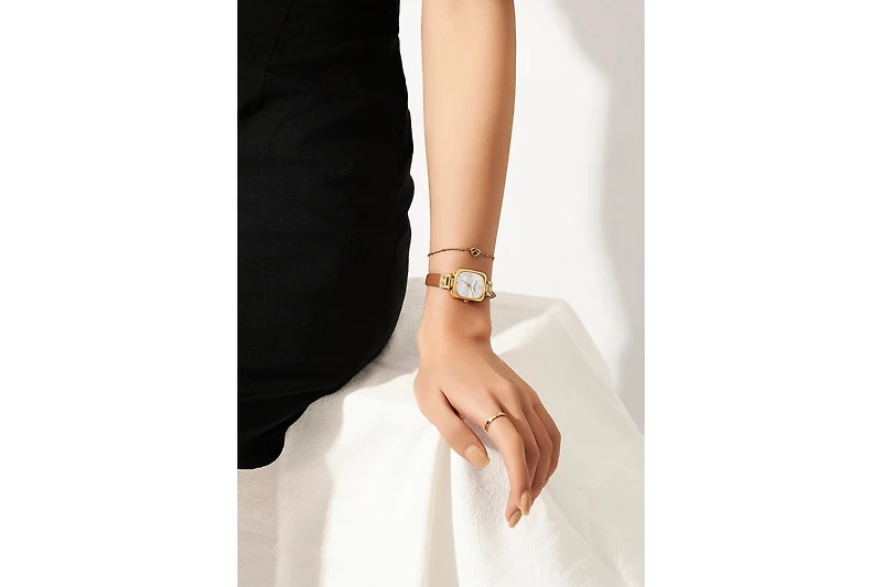Women's Watch 22×26mm Rectangle Mother-of-pearl or Brushed Sunburst Dial Victoria Hyde