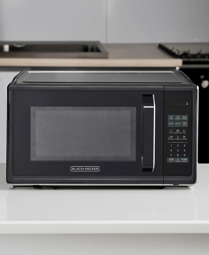 Black + Decker 900-Watt Microwave Oven With Multi-Stage Cooking