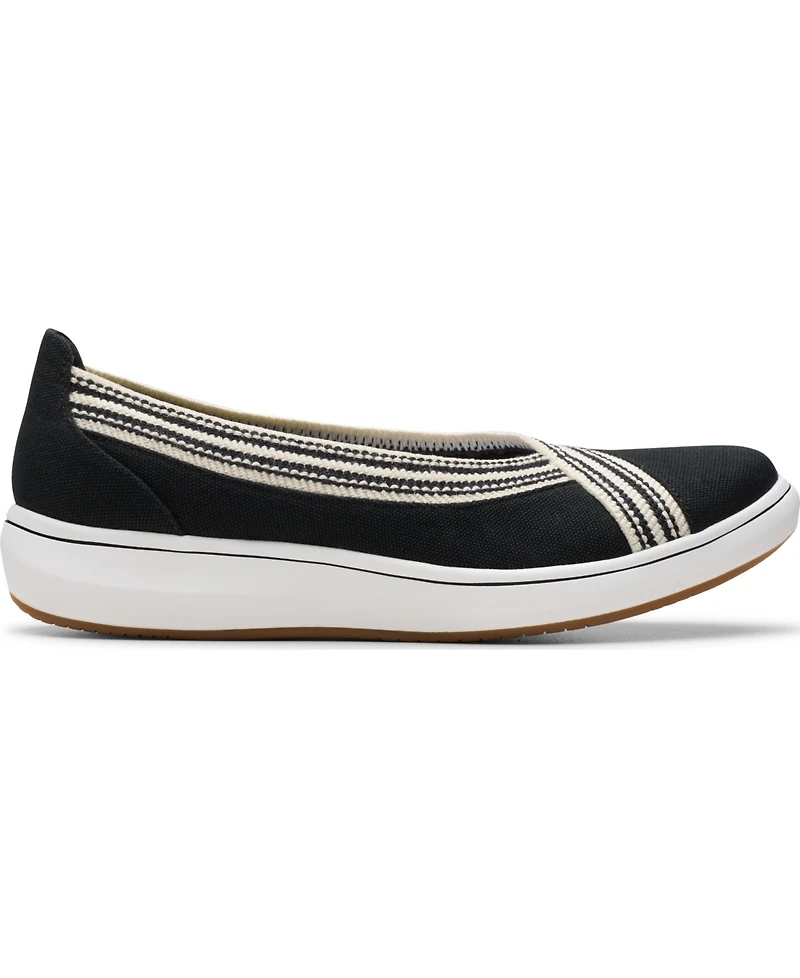 Clarks Women's Cloud Steppers Breeze Sky Air Closed Toe Shoes