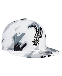 New Era Men's White San Antonio Spurs Paint 9FIFTY Snapback Hat