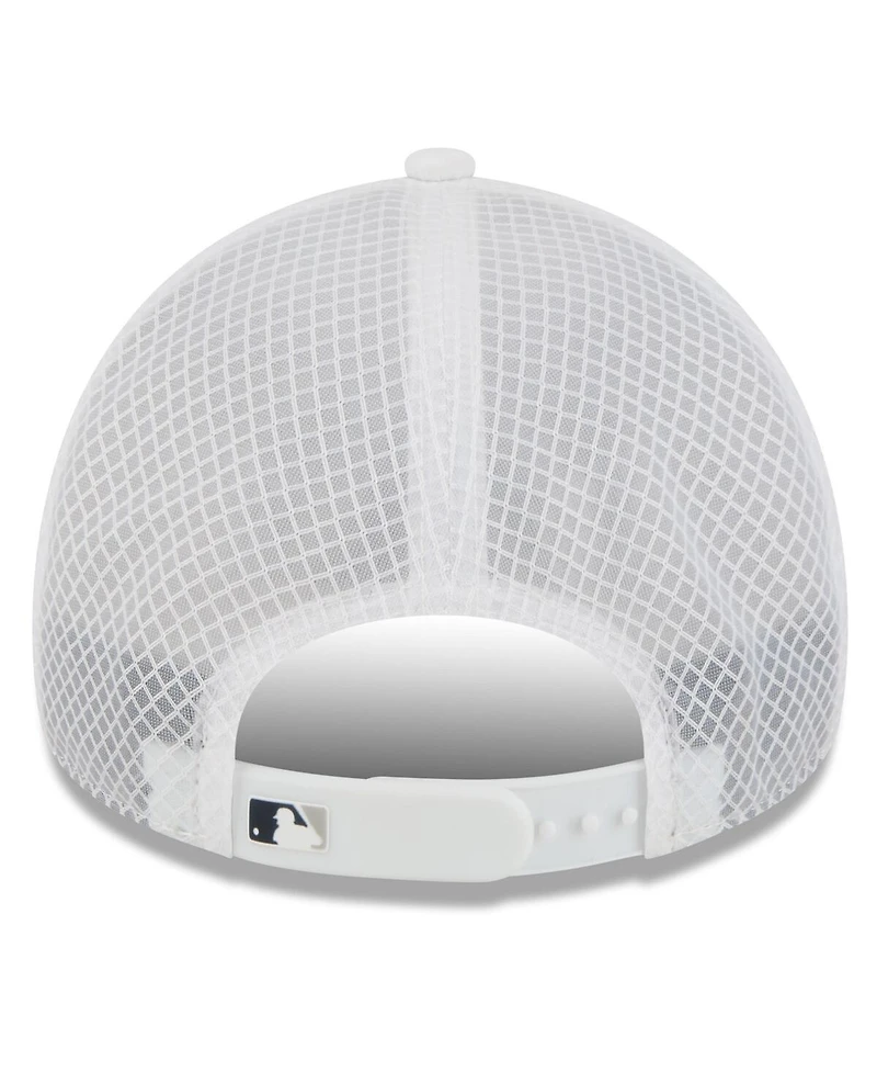 New Era Men's White New York Yankees 2026 Batting Practice Apex 9FORTY Adjustable Trucker Hat