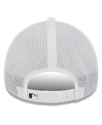 New Era Men's White New York Yankees 2026 Batting Practice Apex 9FORTY Adjustable Trucker Hat