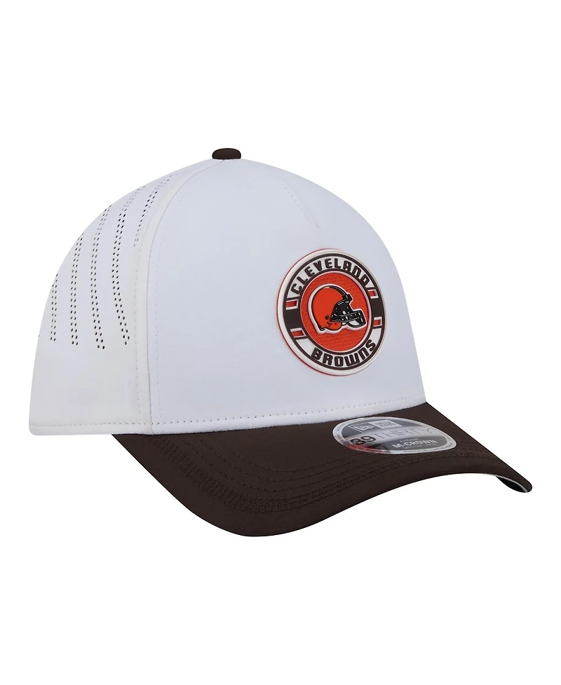 New Era Men's White/Brown Cleveland Browns Patch 39THIRTY A-Frame M-Crown Perforated Flex Hat