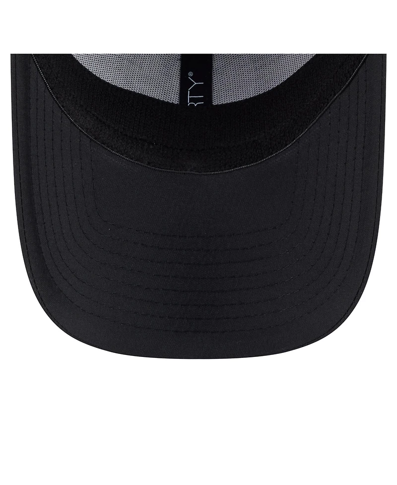 New Era Men's Black Boston Bruins Blackout 39THIRTY Flex Fit Hat