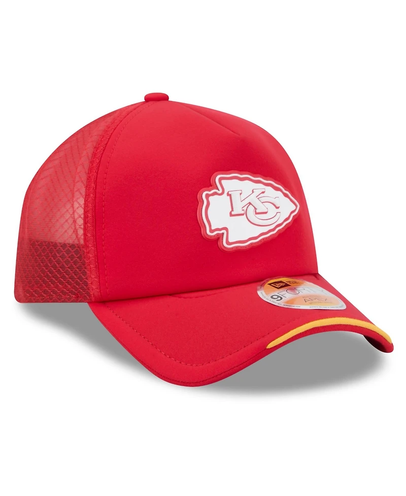 New Era Men's Red Kansas City Chiefs 2026 Sideline Apex 9FORTY Adjustable Trucker Hat