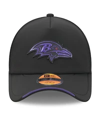 New Era Men's Baltimore Ravens 2026 Sideline Apex 9FORTY Adjustable Trucker Hat