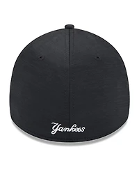 Men's New Era Black New York Yankees 2024 Clubhouse 39THIRTY Flex Fit Hat