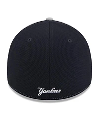 New Era Men's Navy/Gray New York Yankees 2025 Mlb Clubhouse 39THIRTY Flex Hat