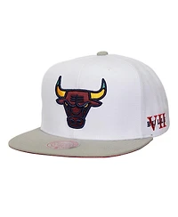 Mitchell & Ness Men's White/Gray Chicago Bulls Core Snapback Hat