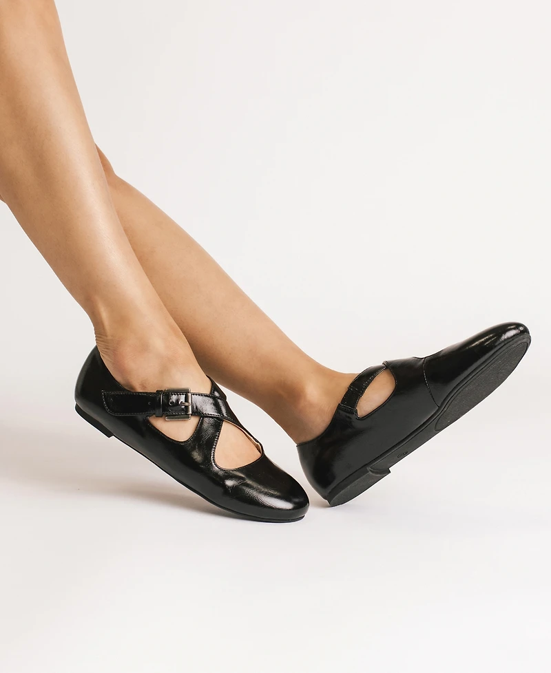 Journee Collection Women's Ivanna Almond Toe Mary Jane Flats