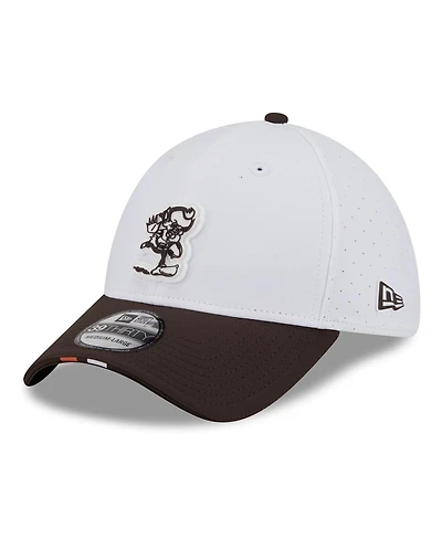 New Era Men's White/Brown Cleveland Browns 2025 Nfl Training Camp Throwback Logo 39THIRTY Flex Hat