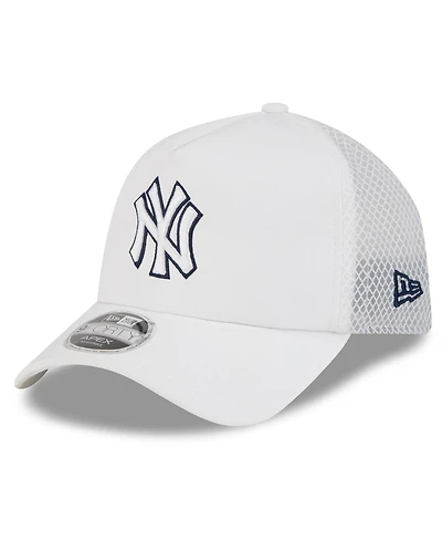New Era Men's White New York Yankees 2026 Batting Practice Apex 9FORTY Adjustable Trucker Hat