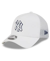 New Era Men's White New York Yankees 2026 Batting Practice Apex 9FORTY Adjustable Trucker Hat