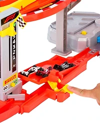 Hot Wheels 1:64 Scale Racing Formula 1 Downhill Circuit Race with 3 F1 Die-Cast Toy Cars