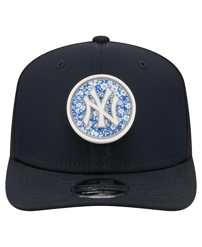 New Era Men's Navy New York Yankees Floral Patch 9SEVENTY Adjustable Hat
