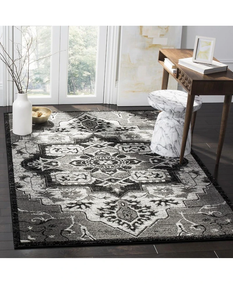 Safavieh Vintage Hamadan VTH221 Light Gray and Gray 5'3" x 7'6" Area Rug