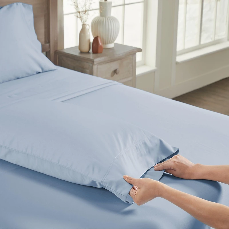 Luxuriously Soft Hotel Quality 600 Thread Count, 100% Cotton Set of 2 Cases, Crisp & Cool Pillow Fits King Pillows by California Design Den