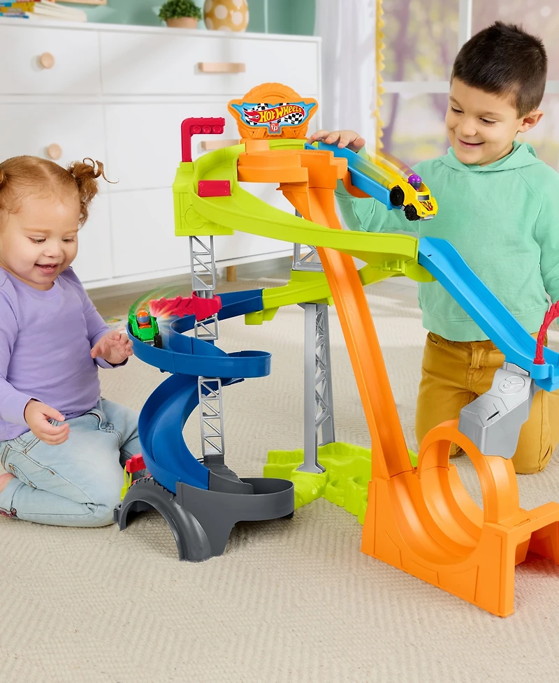 Little People Hot Wheels Spiral Stunt Speedway Playset with 2 Cars & Accessories