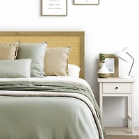 LuxenHome Natural Finish Rubberwood with Rattan Panel Headboard, Queen