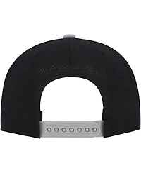 Mitchell & Ness Men's Gray Chicago Bulls Core Snapback Hat