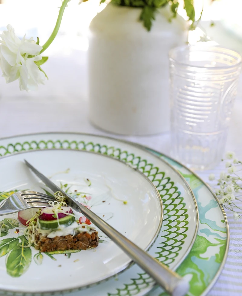 Golden Rabbit Scallop Enamelware Dinner Plates, Set of 4