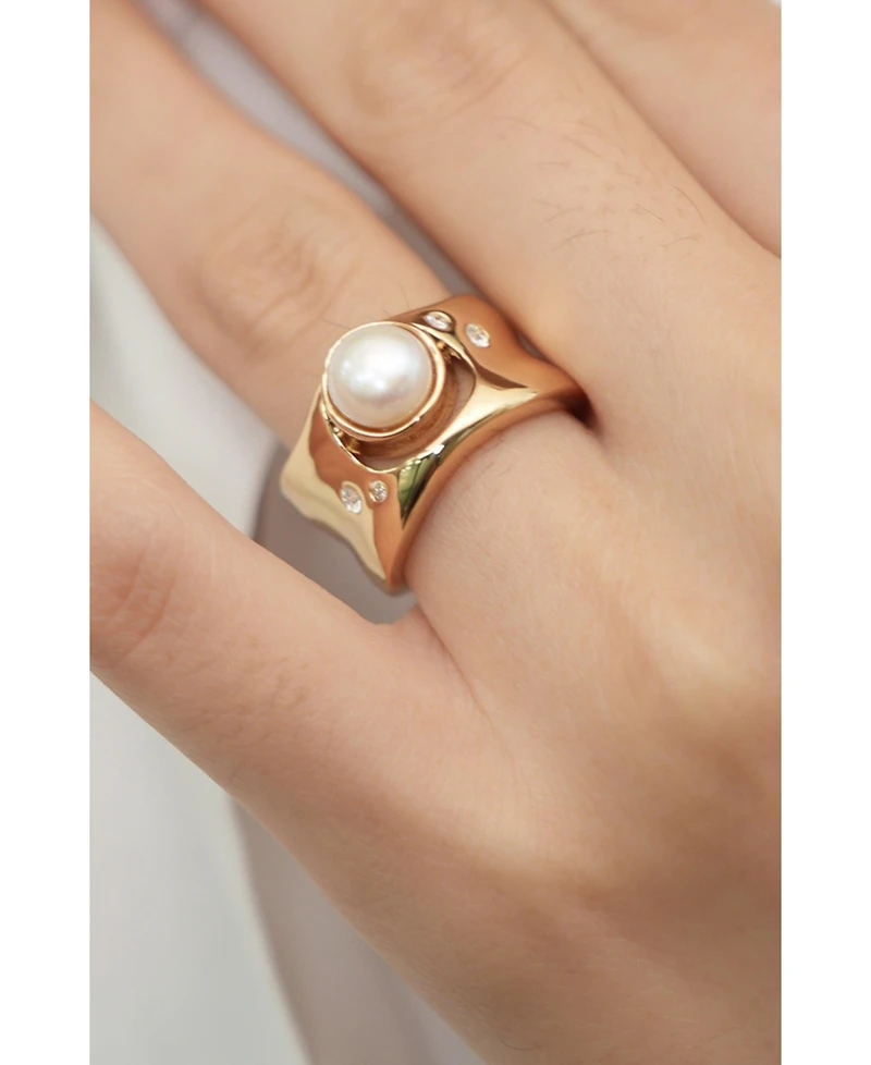 Retro Chic Dawn Light Pearl Wide Ring