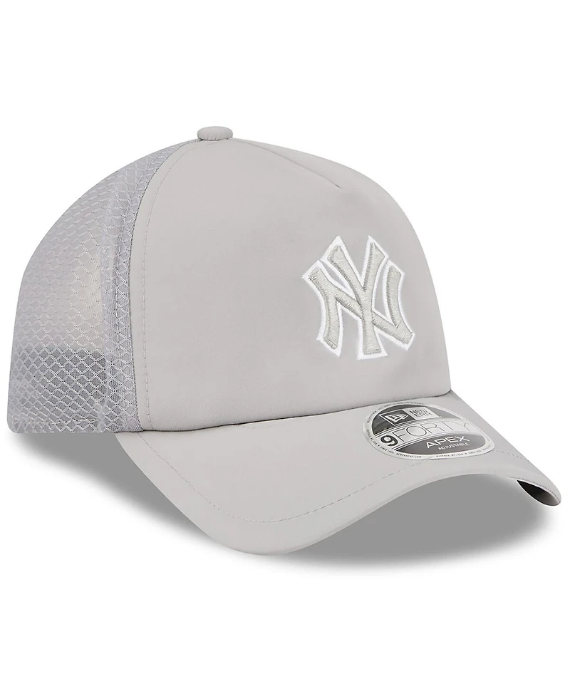 New Era Men's Gray New York Yankees 2026 Batting Practice Apex 9FORTY Adjustable Trucker Hat