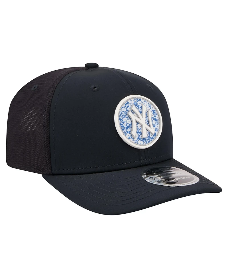 New Era Men's Navy New York Yankees Floral Patch 9SEVENTY Adjustable Hat