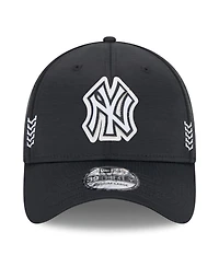 Men's New Era Black New York Yankees 2024 Clubhouse 39THIRTY Flex Fit Hat
