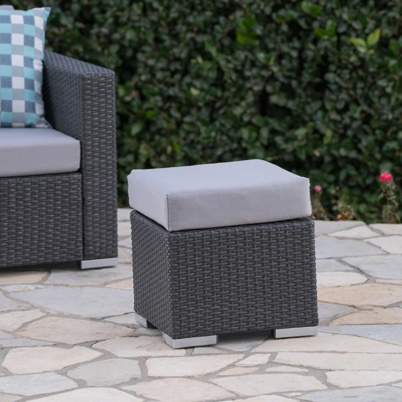 Streamdale Effortless Outdoor Lounger for Any Decor