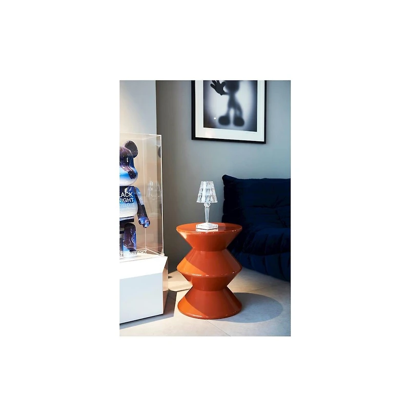 LeisureMod Aura Modern Plastic Side End Table, Indoor/Outdoor Use, Brown