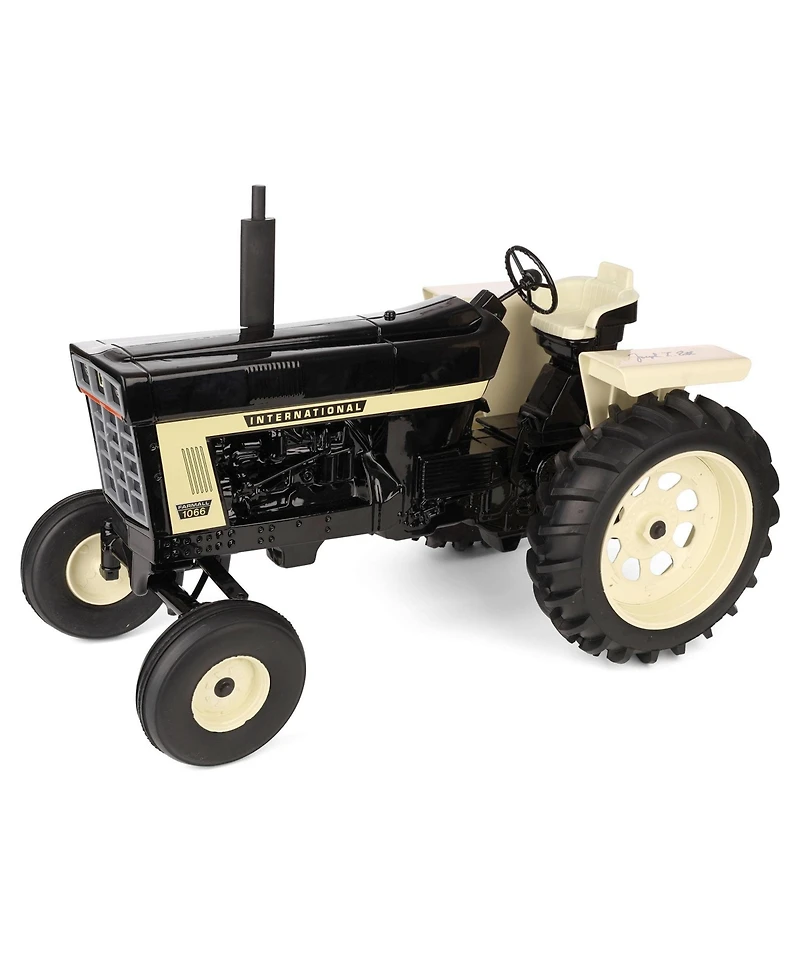 Scale Models Signed Joe Ertl 1/8 International 1066 Tractor Wide F&R Fenders