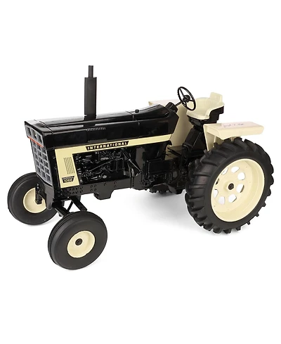 Scale Models Signed Joe Ertl 1/8 International 1066 Tractor Wide F&R Fenders