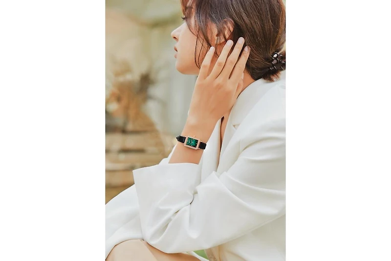 Women's Crystals Stainless Steel Bracelet Watch 22×28mm Westminster Victoria Hyde