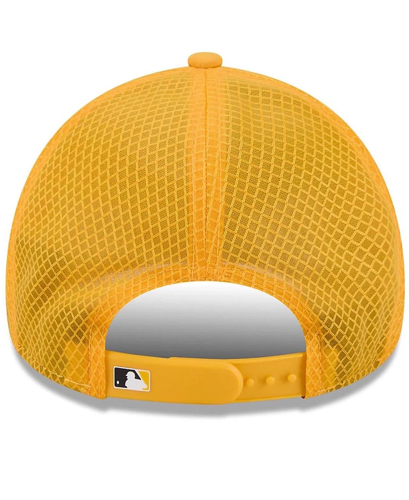 New Era Men's Gold Milwaukee Brewers 2026 Batting Practice Apex 9FORTY Adjustable Trucker Hat