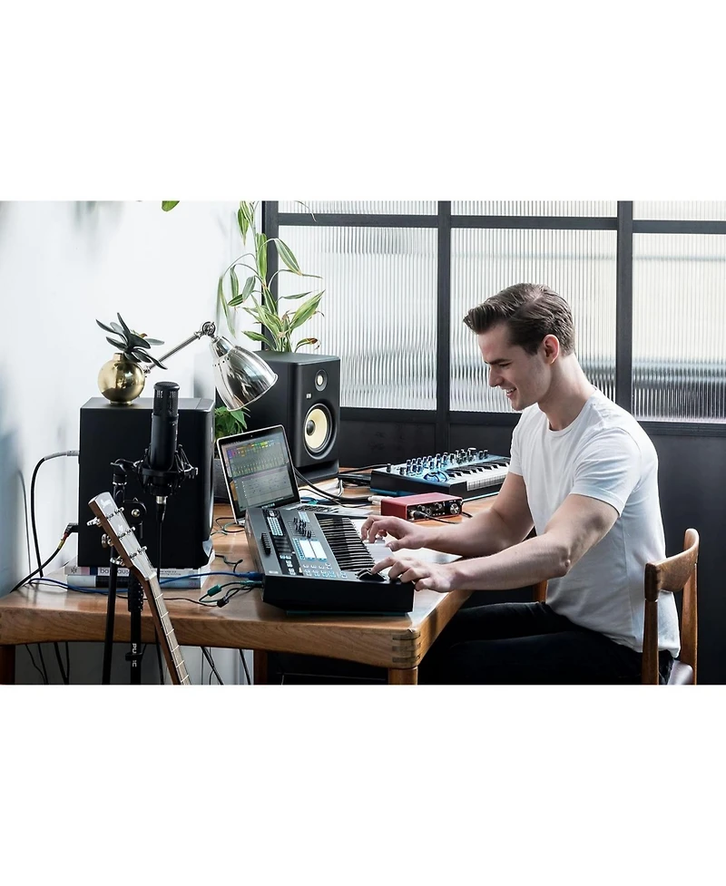 Focusrite Scarlett 4i4 4th Gen Usb C Interface Bundle