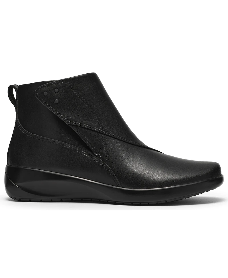 Clarks Women's Kaetlyn Flow Round Toe Booties