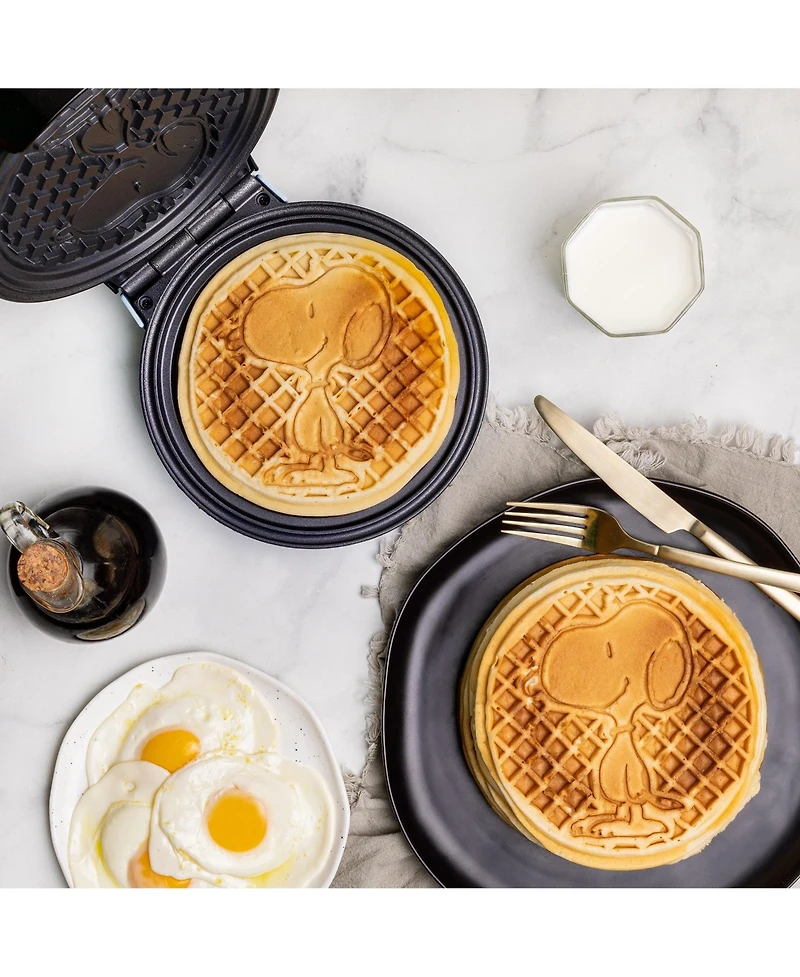 Uncanny Brands Peanuts Snoopy Waffle Maker
