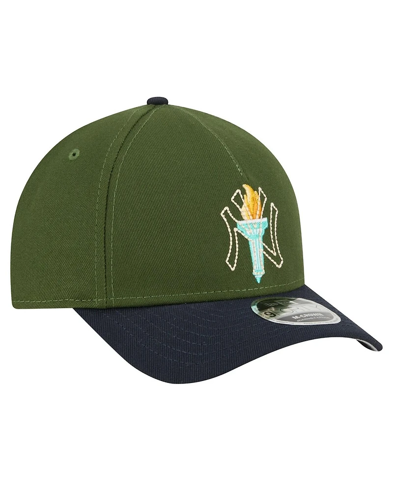 New Era Men's Dark Green New York Yankees City Feature 9FORTY A-Frame Adjustable Hat