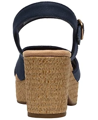 Clarks Women's Nerisa Twist Round Toe Wedge Sandals