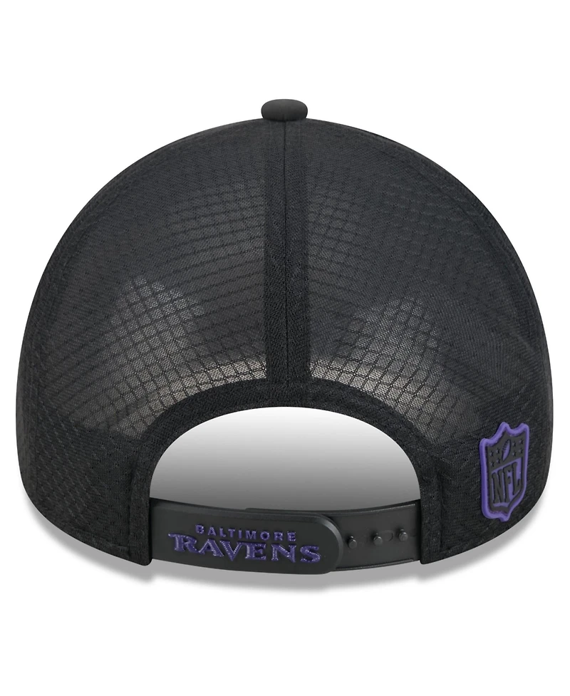 New Era Men's Baltimore Ravens 2026 Sideline Apex 9FORTY Adjustable Trucker Hat