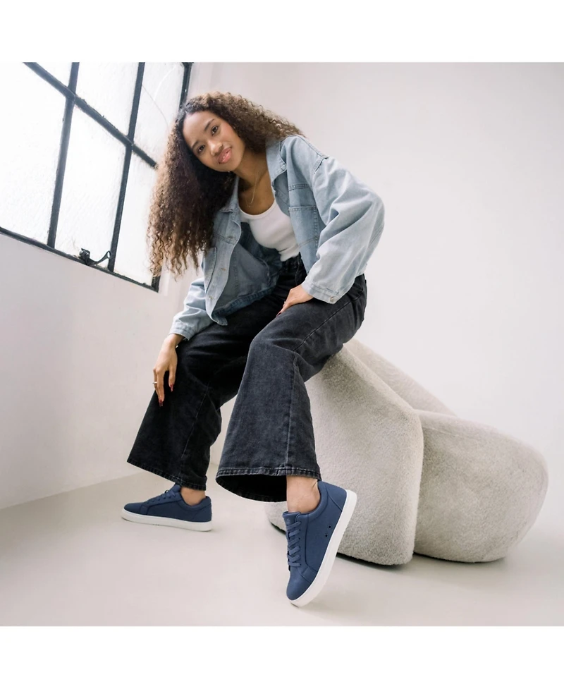 Fuego Women's Navy Low-top Sneaker