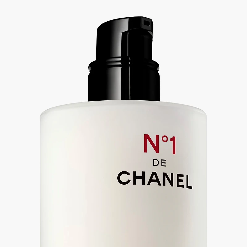 N°1 DE CHANEL REVITALIZING ESSENCE LOTION Plumps – Evens – Illuminates
