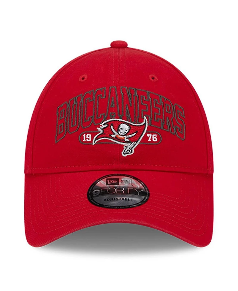 New Era Men's Red Tampa Bay Buccaneers Outline 9FORTY Snapback Hat