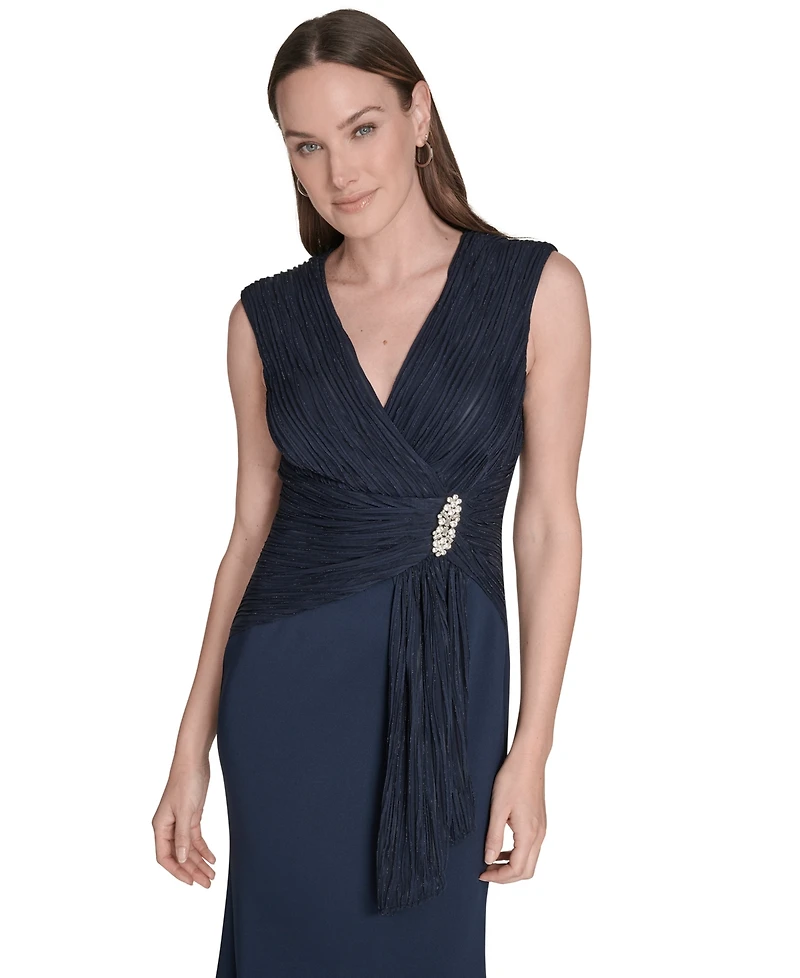 Jessica Howard Women's Sleeveless V-Neck Gown