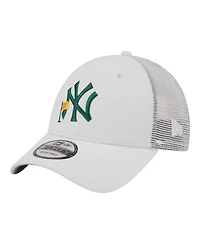 New Era Men's White New York Yankees Flag 9FORTY Trucker Adjustable Hat