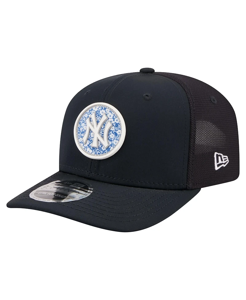 New Era Men's Navy New York Yankees Floral Patch 9SEVENTY Adjustable Hat