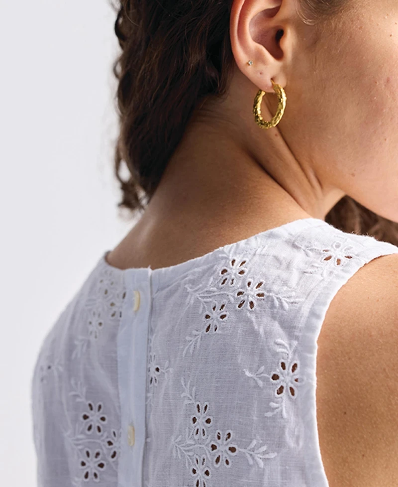 Reistor Women's Button Back Embroidered Crop Top